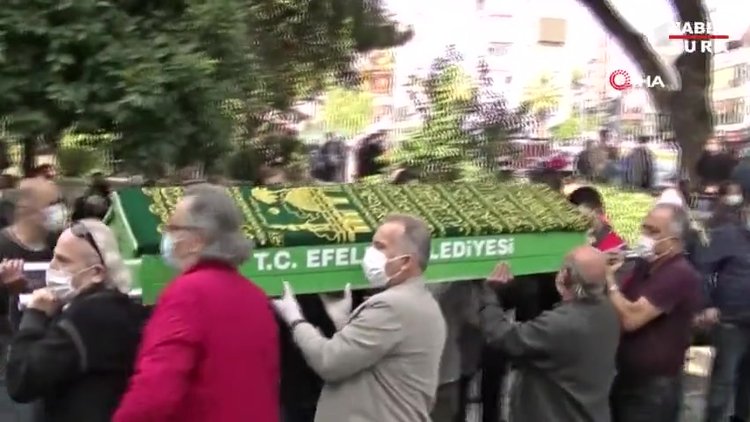 İzmir depreminde hayatlarını kaybeden Küçükyumuk ailesi, gözyaşlarıyla uğurlandı