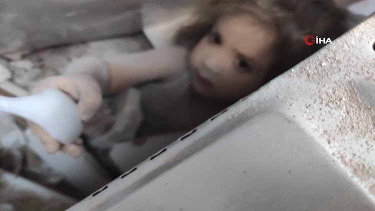 Minik Ayda 91 saat sonra enkazdan böyle çıkarıldı