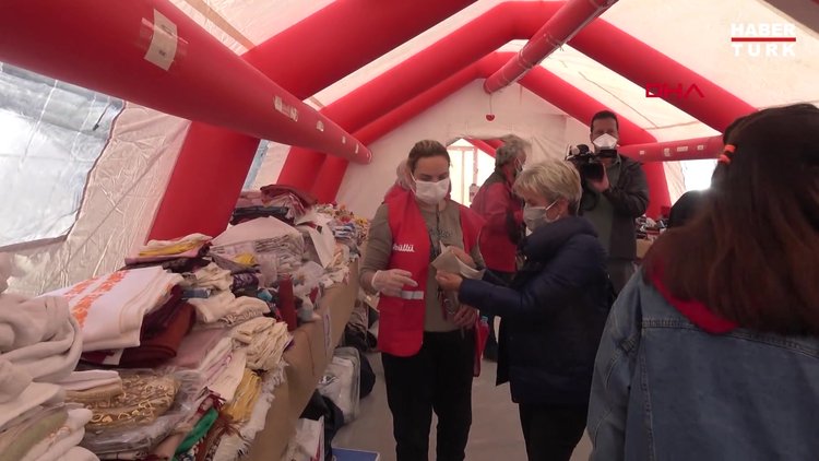 Depremzedeler eşyalarını aradı