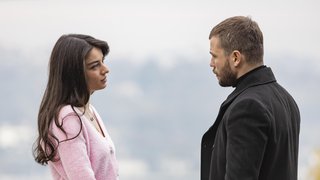 Cabir konsorsiyumdaki herkesi sevdikleriyle tehdit edince, Ali Rıza Cabir’e gidip teslim olur. Cabir ise hem Ali Rıza’ya ...