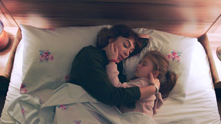 Kızı Güneş’le birlikte Çelebi’den kaçmayı başaran Cemre, Ozan'ın da desteği ile sonunda hayalini kurduğu hayatın kapılarını aralar. ...