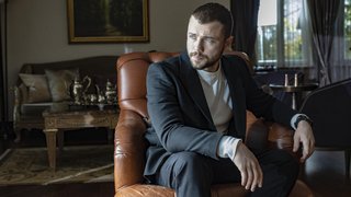 Fuat, Ali Rıza’nın şerefine büyük bir gece tertip eder. Yeraltı dünyasının önemli isimleri bu gecede boy gösterir.