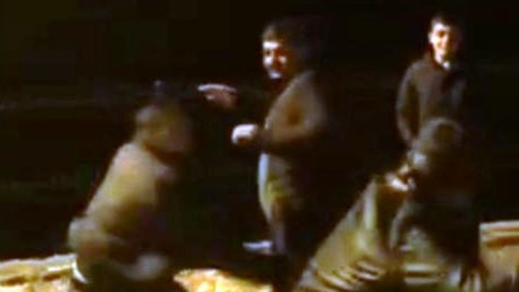 Kısıtlamayı ihlal ettiler, sokakta yöresel oyun oynadılar