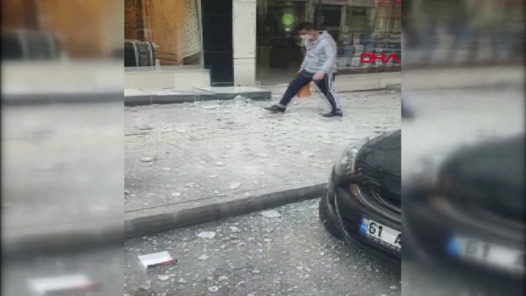 Rüzgarda apartmanın dış cephe kaplamasının düşme anı kamerada