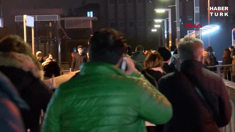 Cevizlibağ metrobüs durağında yoğunluk