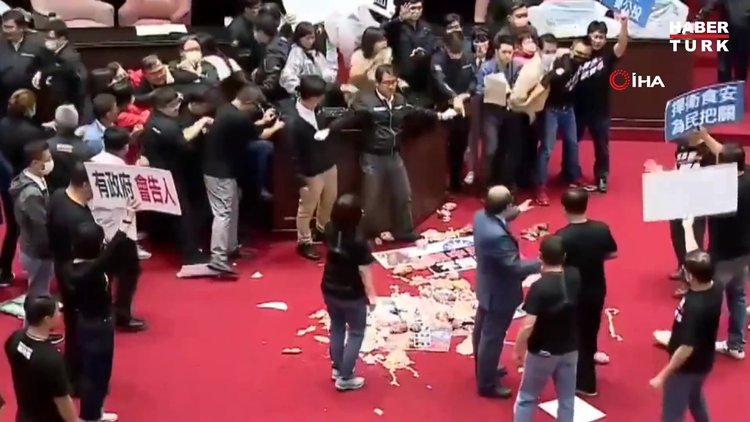 Tayvan parlamentosunda milletvekilleri birbirine bağırsak fırlattı