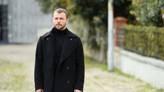 Ali Rıza Haşmet’in karşısına dikilir ve Halide’yle birbirlerini sevdiklerini söyler.