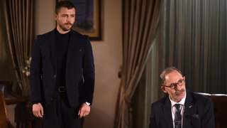 Haşmet ve Ali Rıza restleşirken, Halide babasının neden bu kadar öfkelendiğini anlamaz. Haşmet, Fuat’ın yanına giderek ...