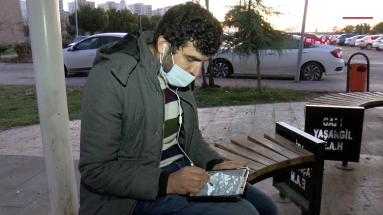 Koronavirüs tedavisi gören babasına refakatçi öğretmen, bahçede uzaktan eğitim veriyor