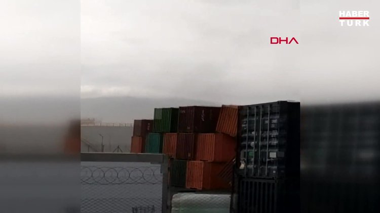 Hatay'ın İskenderun ilçesinde liman çevresinde bekletilen konteynerlerdan bazıları fırtına nedeniyle devrildi