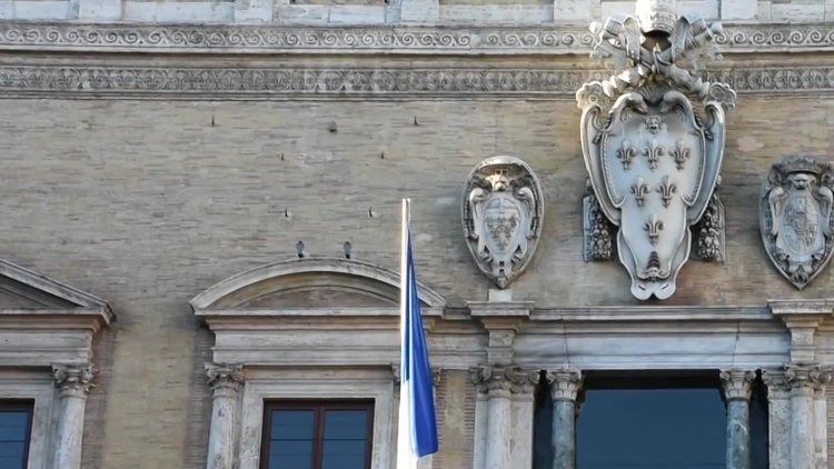 İtalyan gazeteci-yazar Augias, Fransız onur nişanını iade etti