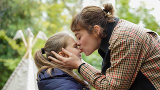 Cemre'ye yardım etmekten vazgeçmeyen Ömer ve Ozan Çelebi'nin gücünü ne kadar kötüye kullanabileceğini yaşayarak öğrenecektir. ...