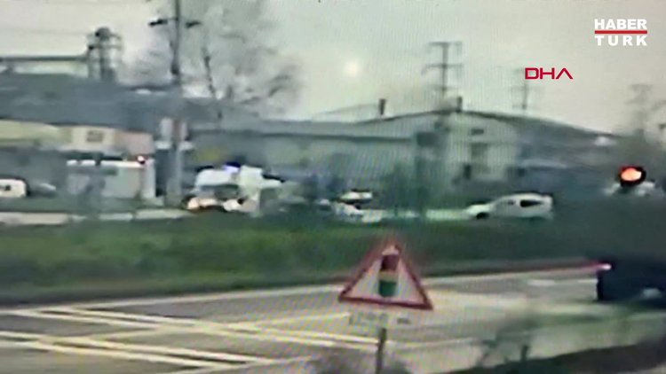 Ambulans ile otomobil kavşakta çarpıştı 1 ölü, 2 yaralı... O anlar kamerada!