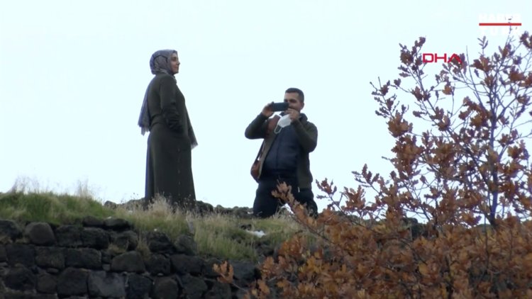 Koronavirüs ve düşme tehlikesine rağmen surlarda fotoğraf çektiriyorlar