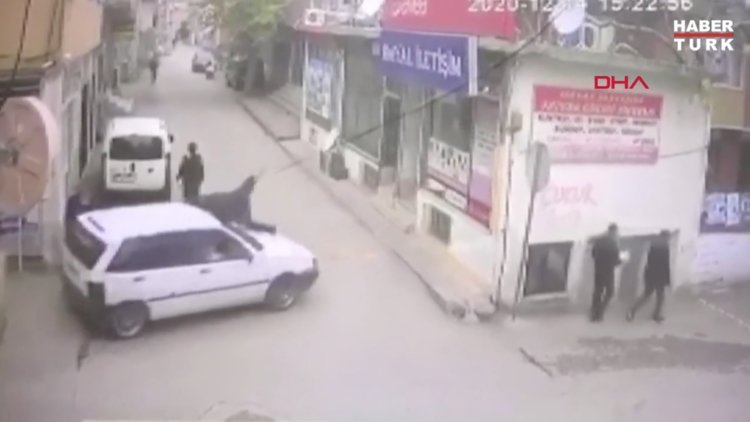 Baba ve oğulları gürültü kavgasında komşu 2 kardeşi bıçaklayıp, otomobille çarptı; o anlar kameraya yansıdı!