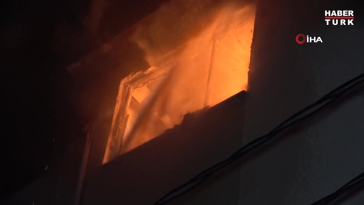 Yangın sırasında alevlere teslim olmamak için duşa girip kendisini ıslattı, kurtuldu