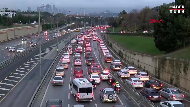56 saatlik kısıtlama sonrası 15 Temmuz Şehitler Köprüsü'nde trafik yoğunluğu