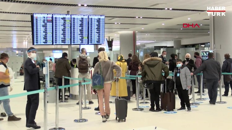 İngiltere'den gelen yolculara PCR testi yapıldı