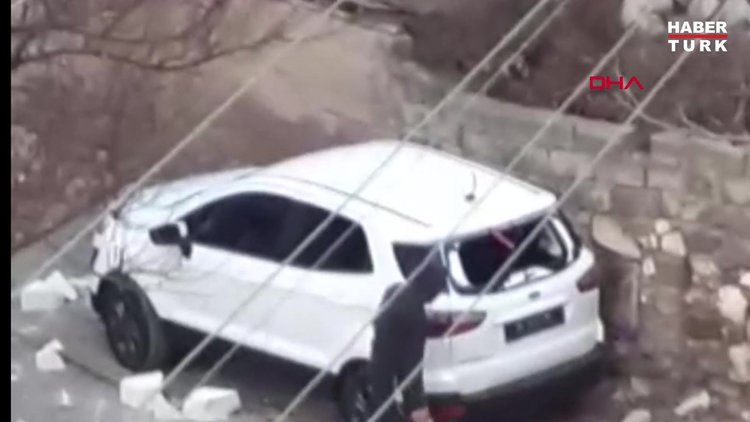 Park halindeki sıfır aracı sopayla bu hale getirdi