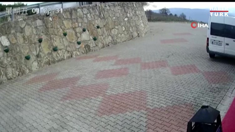 Kontrolden çıkan kamyonun devrildiği feci kaza kamerada