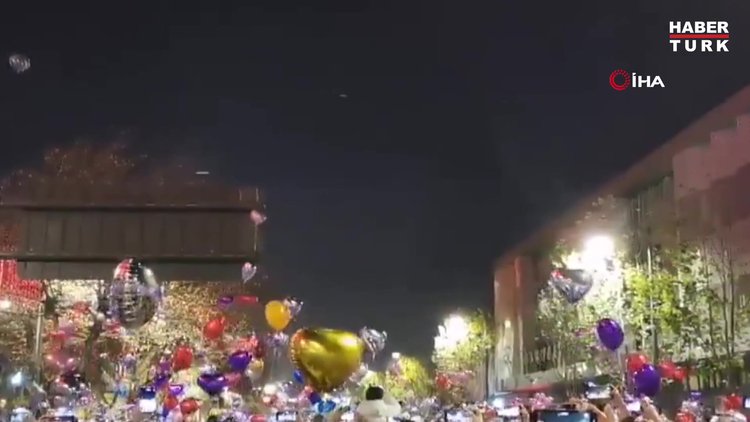 Covid-19'un ilk görüldüğü yer olan Wuhan'da binlerce kişi yeni yılı kutlamak için meydanlarda toplandı