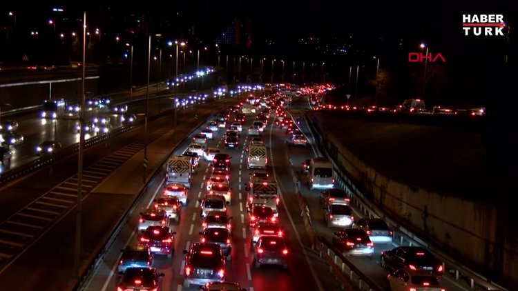 80 saatlik kısıtlama sonrası İstanbul'da trafik yoğunluğu