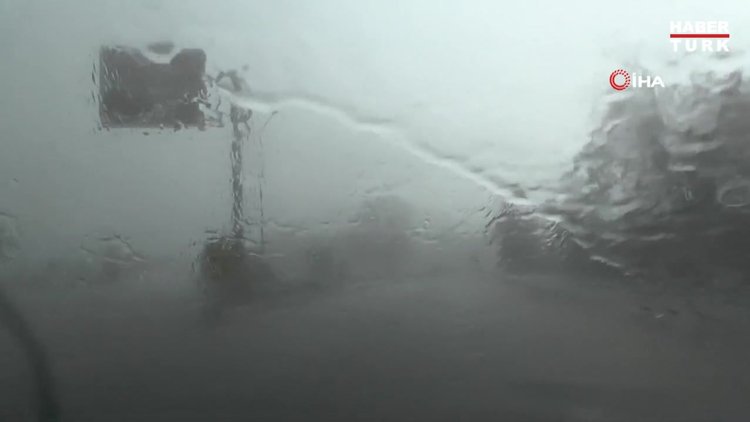 Yollar suyla doldu, evine demir parmaklıklardan atlayarak girdi