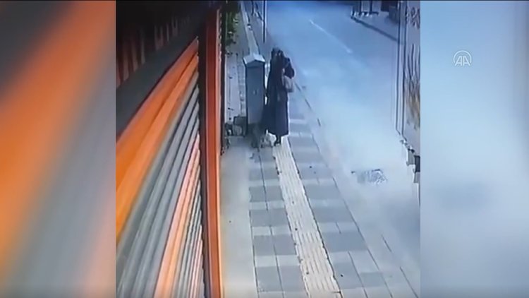 Bir kadının kaldırımdaki fidanı kırması güvenlik kamerasında