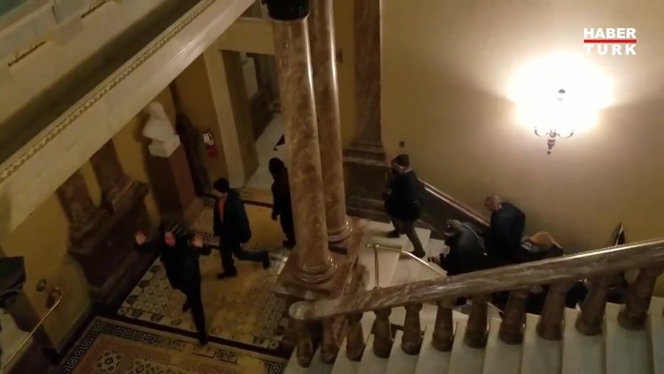 ABD'de ortalık karıştı! Göstericiler Kongre binasını bastı