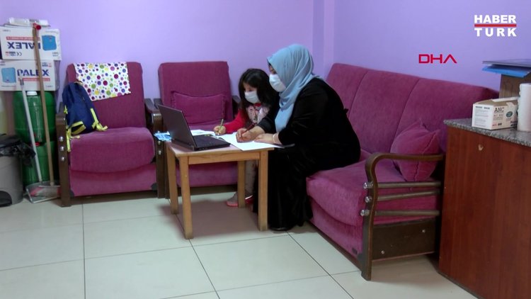 Uzaktan eğitimlere katıldı çocuğuyla birlikte okuma yazma öğrendi