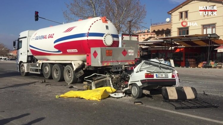 Gaz tankerine çarpan otomobilin sürücüsü hayatını kaybetti
