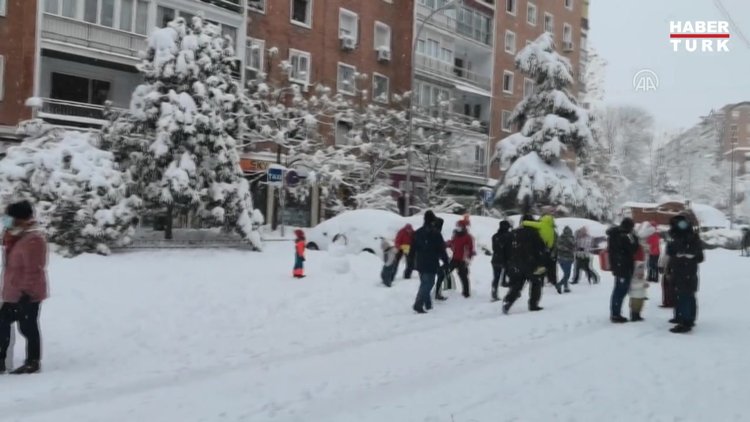 İspanya'da "kar fırtınası" hayatı durdurdu