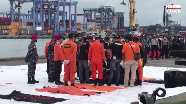Endonezya'daki uçak kazasına ilişkin yeni kalıntı ve ceset parçaları bulundu