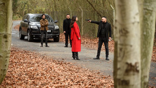 Ali Rıza dört koldan Halide’ye ulaşmaya çalışırken; Burak babasının yokluğunda durmak bilmez ve kendi saflarında olmayan herkese saldırılar düzenler. ...