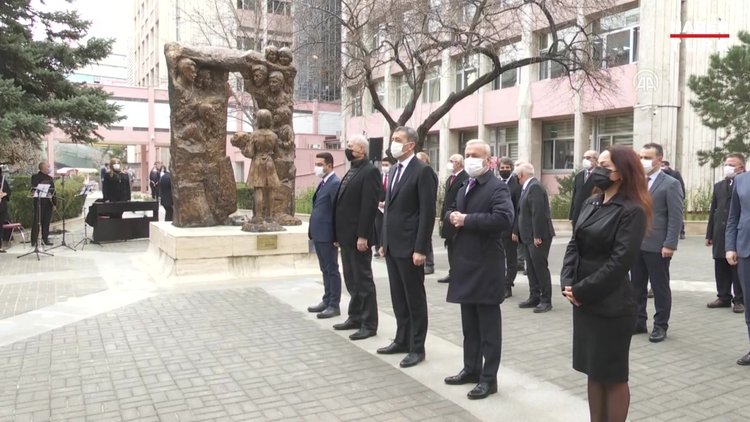 Milli Eğitim Bakanı Selçuk, bayrak töreni ve İstiklal Marşı'na katıldı