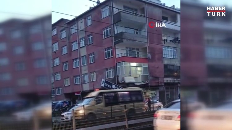 Sultangazi'de 5 katlı binanın birinci katındaki balkon çöktü