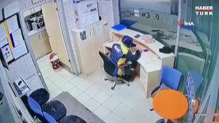 Kadın görevlinin arkasından yaklaştı, paraları alıp böyle kaçtı