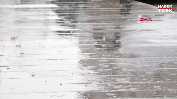 Erzurum'da yağmur; kar bekleyenler şaşırdı