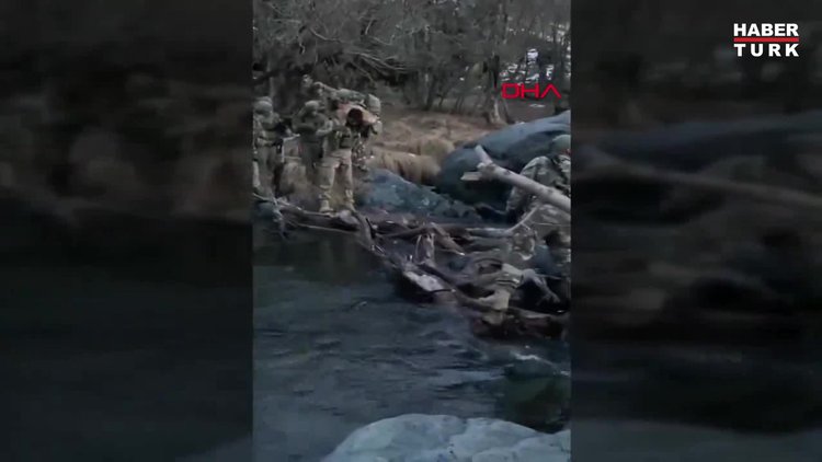 Mehmetçik, nehirden karşıya geçerken köpeğini omzunda taşıdı