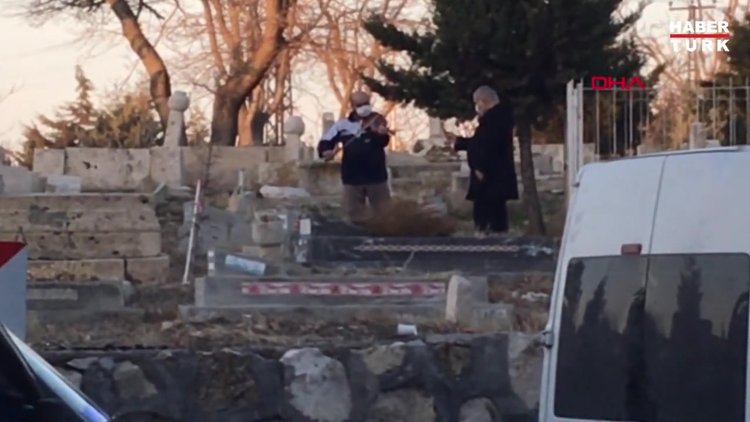 Mezar başında keman çaldırdı