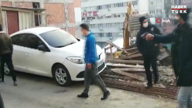 Şişli'de istinat duvarı yıkıldı, mahalleli doğal gaz korkusuyla mahalleyi boşalttı