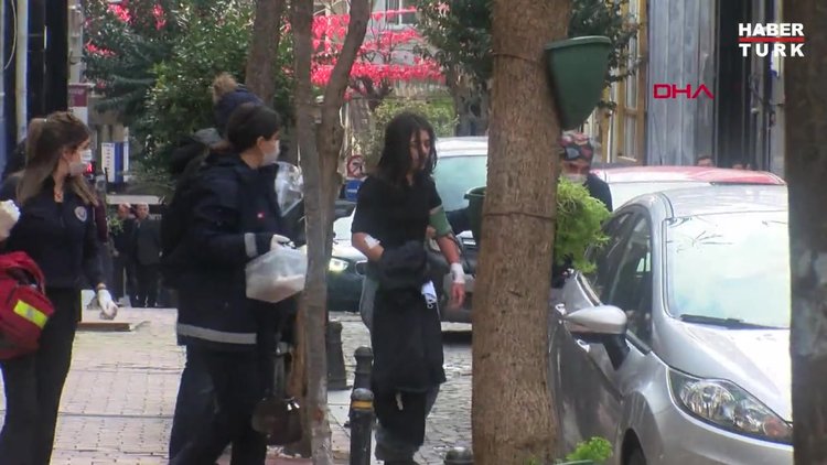 Sokağın ortasına park ettiler, ambulansı dakikalarca beklettiler