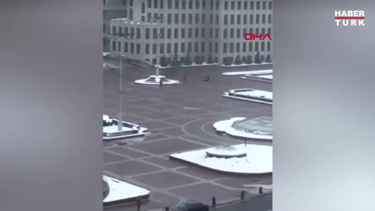 Belarus'ta bir kişi hükümet binasının önünde kendini ateşe verdi