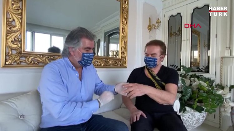 Orhan Gencebay'ın parmağı evinde tedavi edildi