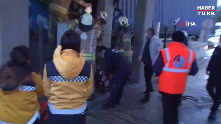 TEM otoyolu Avcılar Gişeleri Haramidere istikametinde bir tır ile midibüsün karıştığı kaza meydana geldi