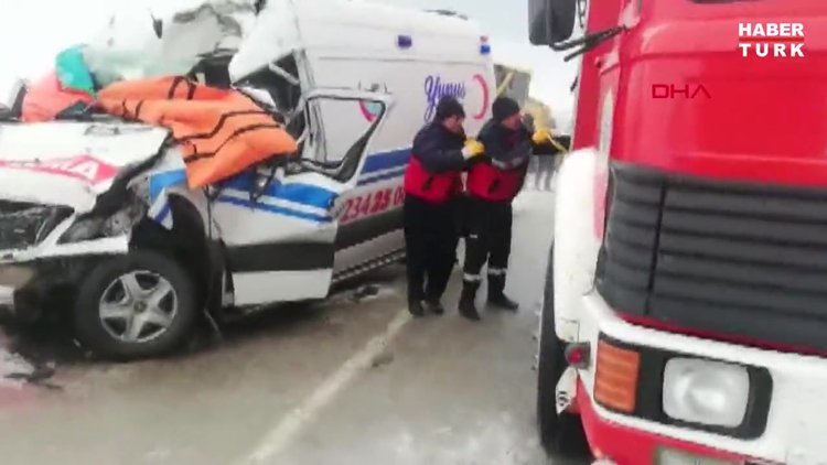 TIR ile çarpışan ambulanstaki hemşire öldü, sürücü yaralandı
