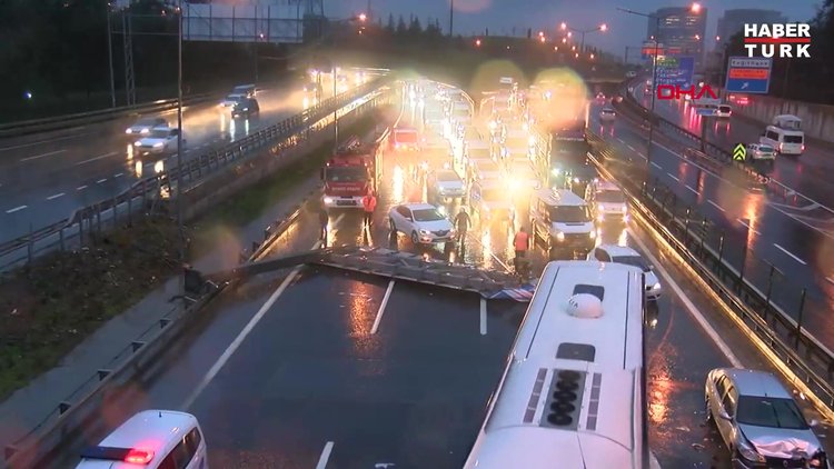 Hasdal'da yön tabelası devrildi; kaza meydana geldi