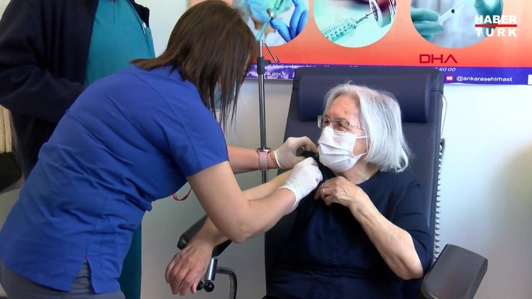 Ankara Şehir Hastanesi'nde 80 yaş üstünün aşılanması sürüyor