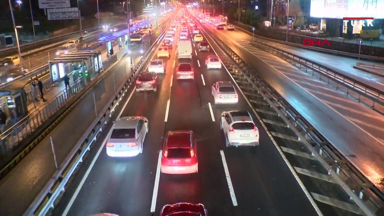 İstanbul trafiğine isyan ettiler: 40 km'lik yol 3 saat