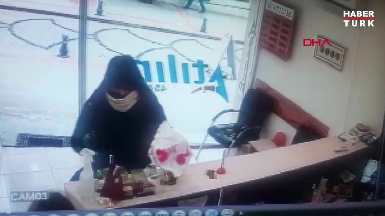 Kocaeli'nde döviz bürosuna silahlı soygun girişimi kameralara yansıdı